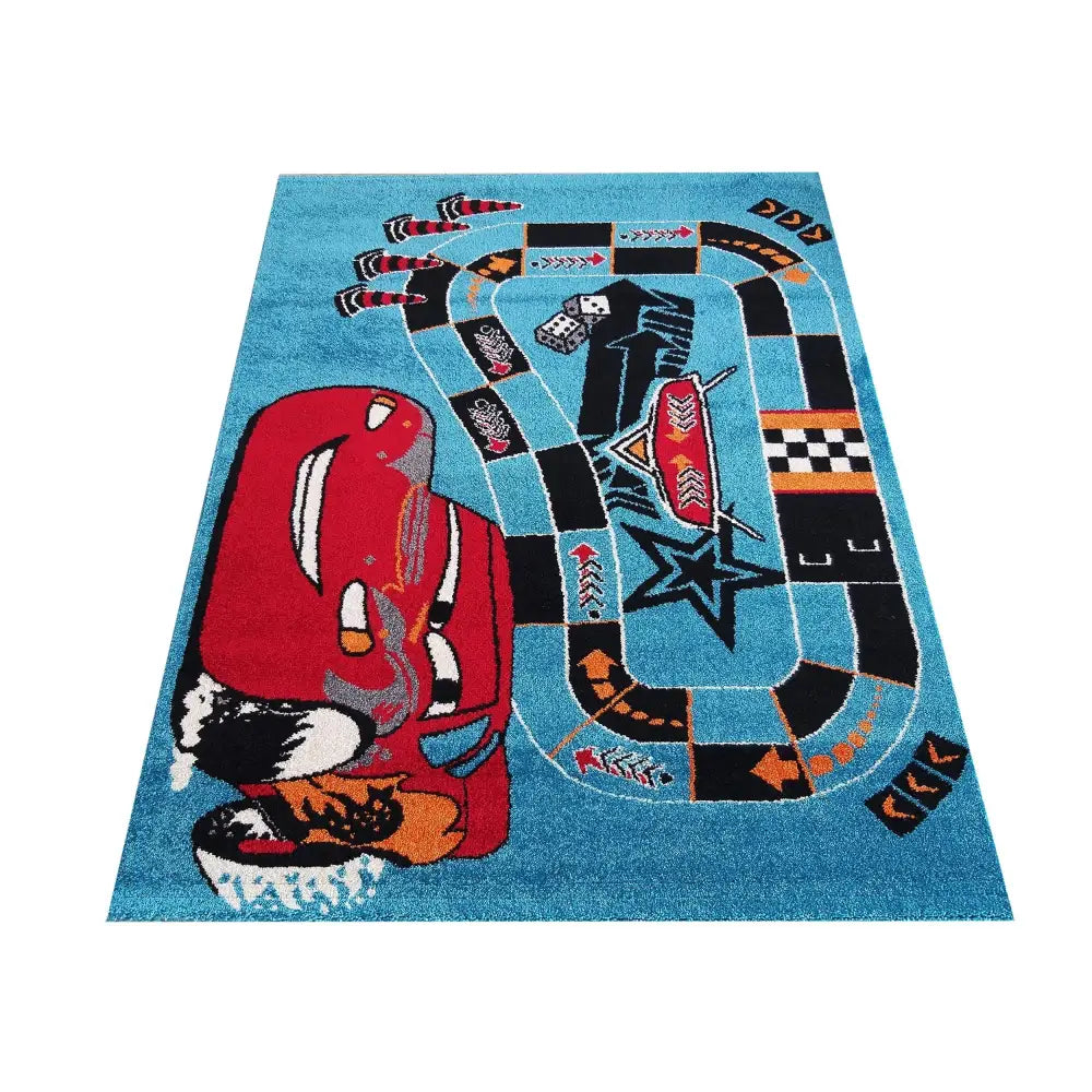 Blå Bella Tepe med bil- og racerbane-motiv, rød bil og fargerike detaljer, sett skrått ovenfra.