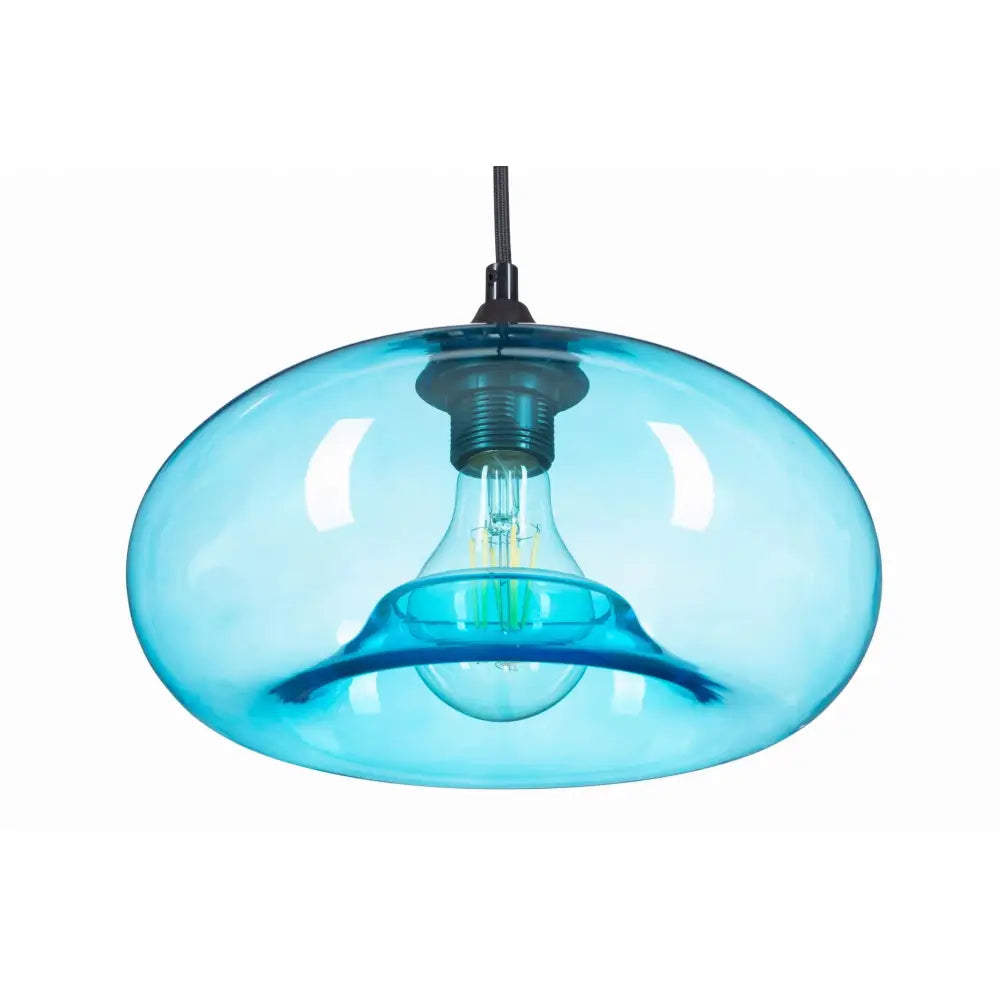 Blå hengelampe Cairo i klart glass, rund form med synlig lyspære og svart ledning, sett forfra.