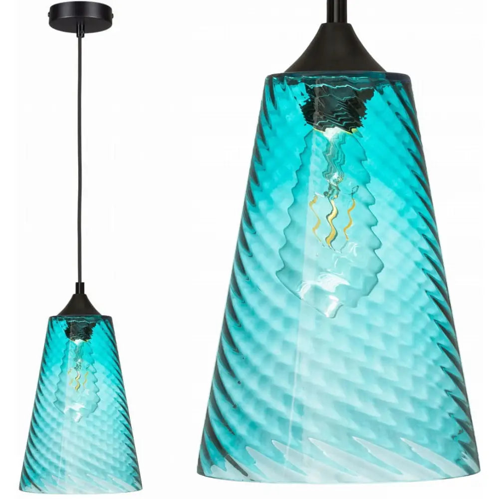 Blå glass hengelampe med konisk skjerm, spiralformede detaljer og sort oppheng, nærbilde fra siden.