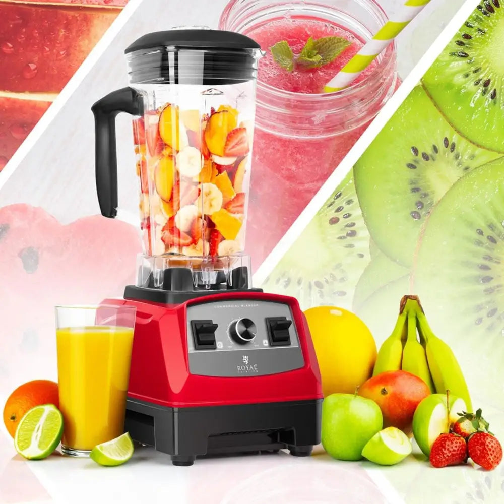 Rød og svart blender med fruktfylte beholder, fersk frukt rundt og glass juice i front.