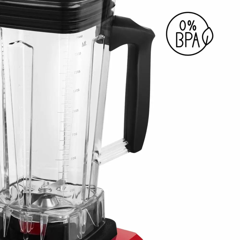 Blender med krus og lokk, sidevisning av gjennomsiktig kanne med sort håndtak, måleskala og BPA-fri-symbol.