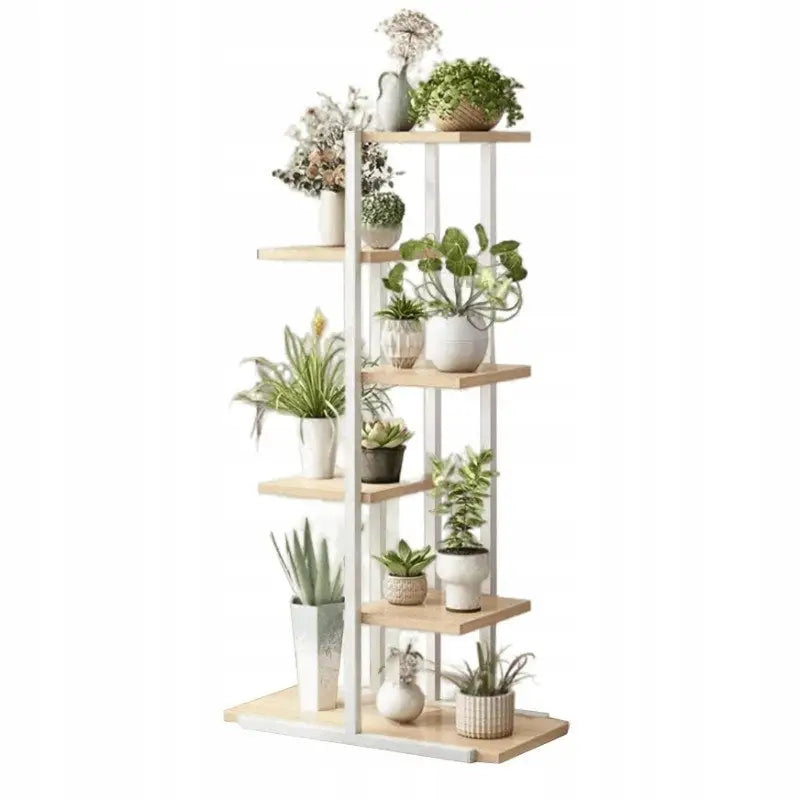 Blomsterhylle med lyse trehyller og hvit ramme, fylt med grønne planter i dekorative potter, sett forfra.