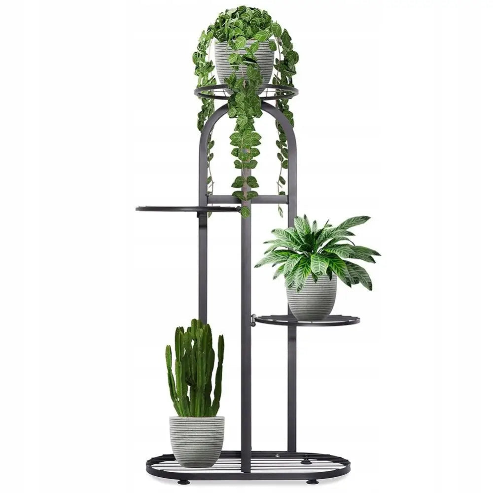 Blomsterstativ i sort metall med fire nivåer, grønne planter i rillede, lysegrå potter mot hvit bakgrunn.