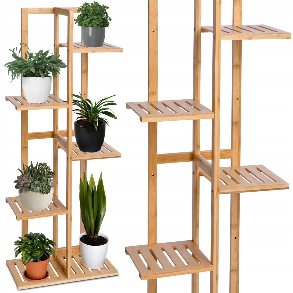 Blomsterstativ i bambus med fem åpne hyller, vist fra siden og foran med ulike blomsterpotter plassert.