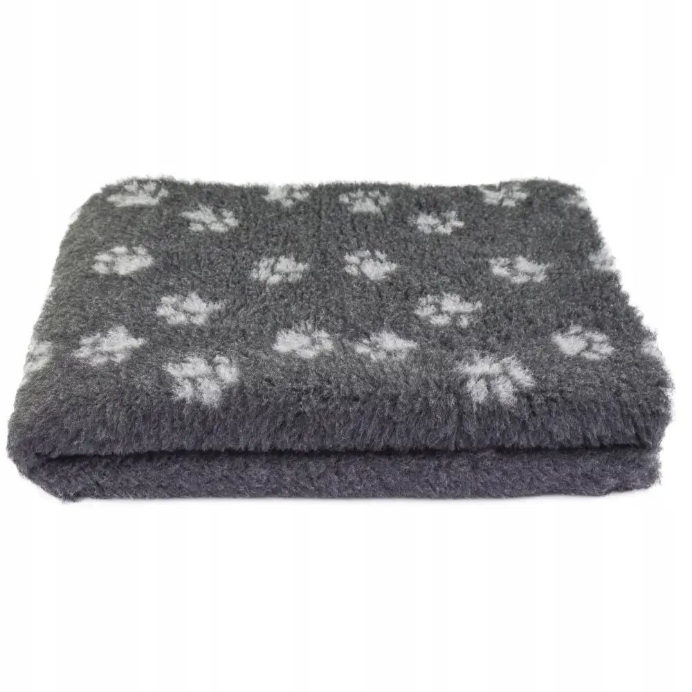 Blovi Drybed Vet Bed seng 150x150 cm, grått pledd med hvite poteavtrykk, brettet sammen og sett fra siden.