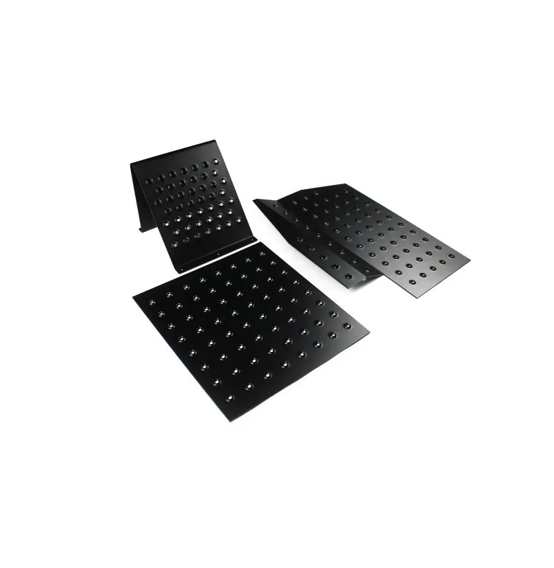 Nærbilde av 3 mm CNC-kuttet aluminium gulvplate med preging for BMW E30