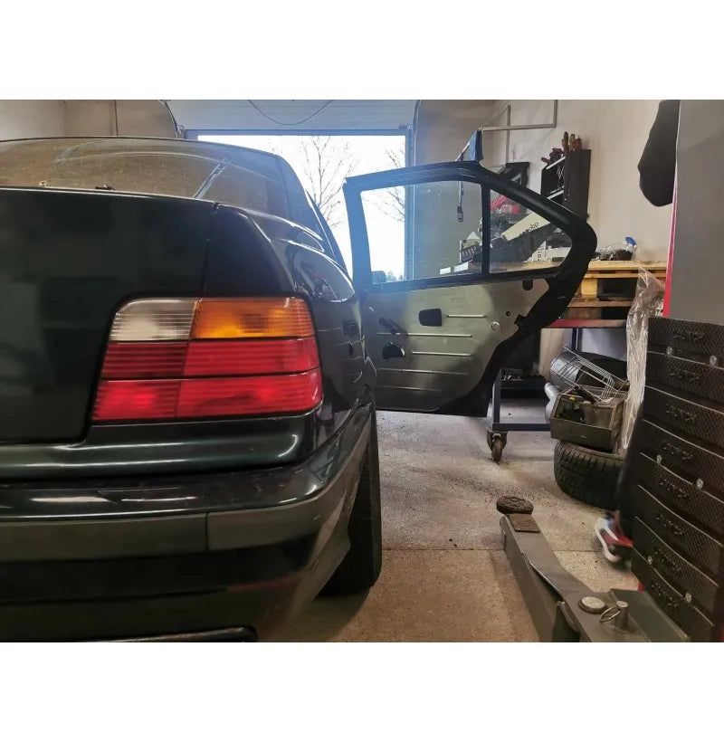 Lettvekts bakdørpaneler montert i BMW E36 Sedan for drift og motorsport