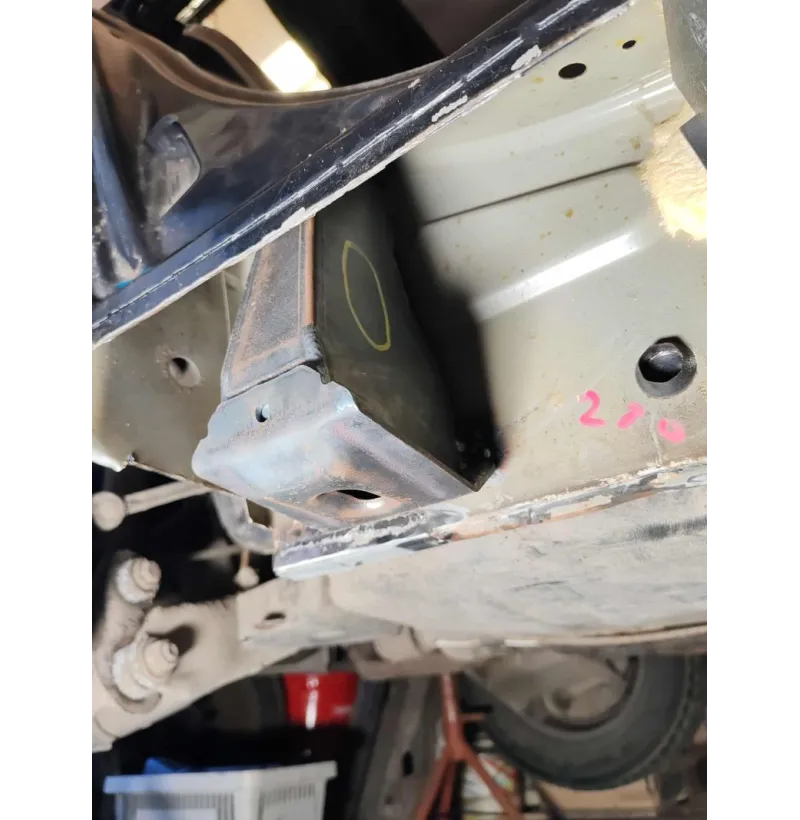 Detalj av CNC-bøyd jekpunkt forsterkning BMW E39 bak høyre