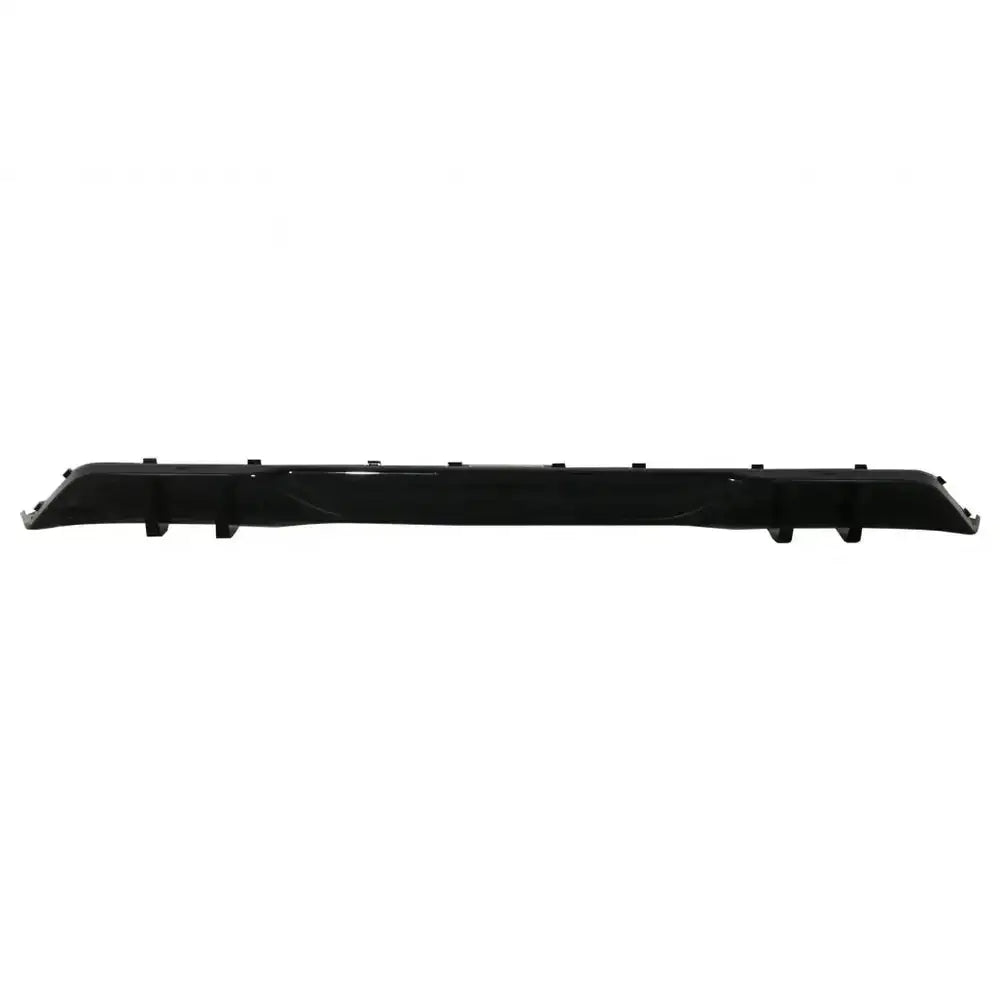 Spoiler til BMW X5 G05 V.2 frontspoiler, sort plastdel sett forfra med festeanordninger mot hvit bakgrunn.