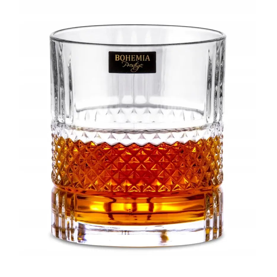 Bohemia Prestige Elegante krystallglass 340ml, frontvisning med diamantmønstret bunn og svart etikett, fylt med brun drikke.
