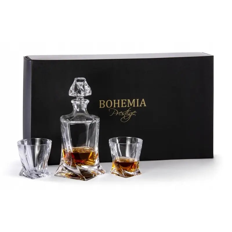 Bohemia Prestige Quadro whiskysett med karaffel og to fasetterte krystallglass foran sort gaveeske.
