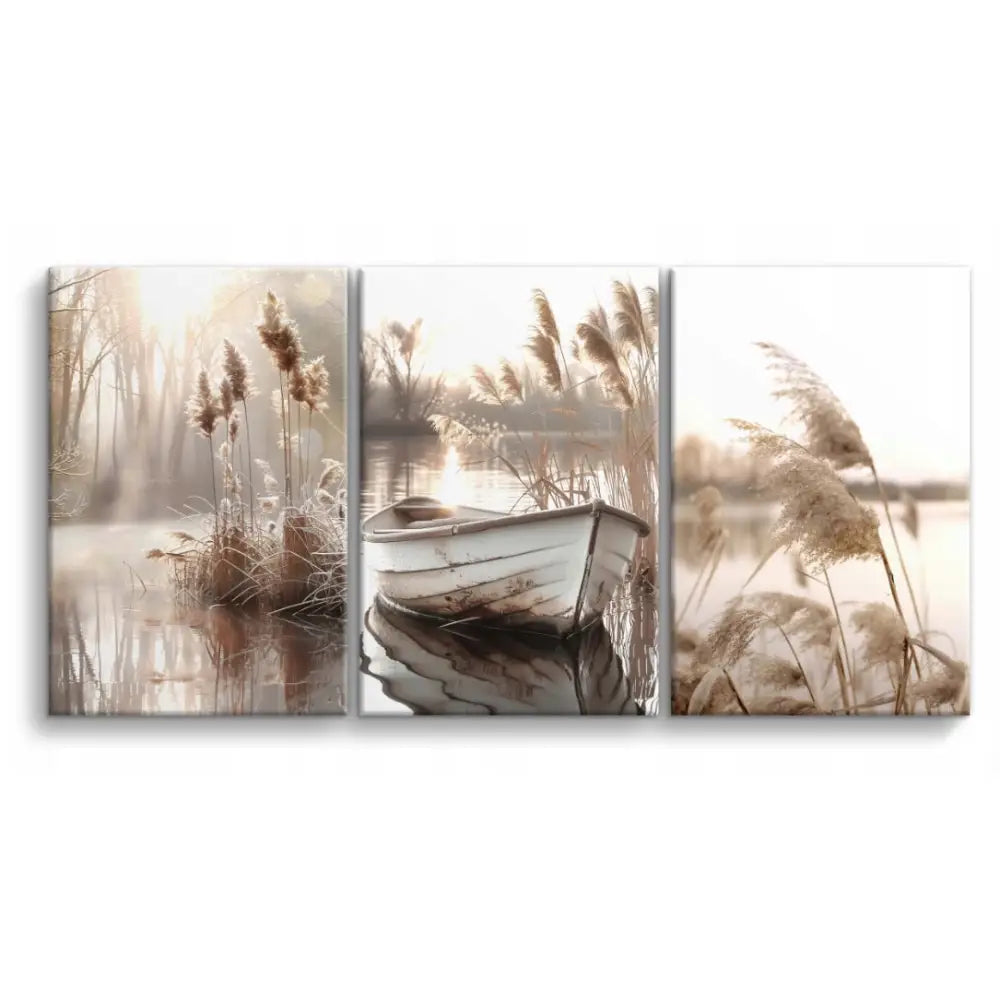 Boho beige og brun tryptyk, nærbilde av robåt blant siv og gress med varme solrefleksjoner i vannet.