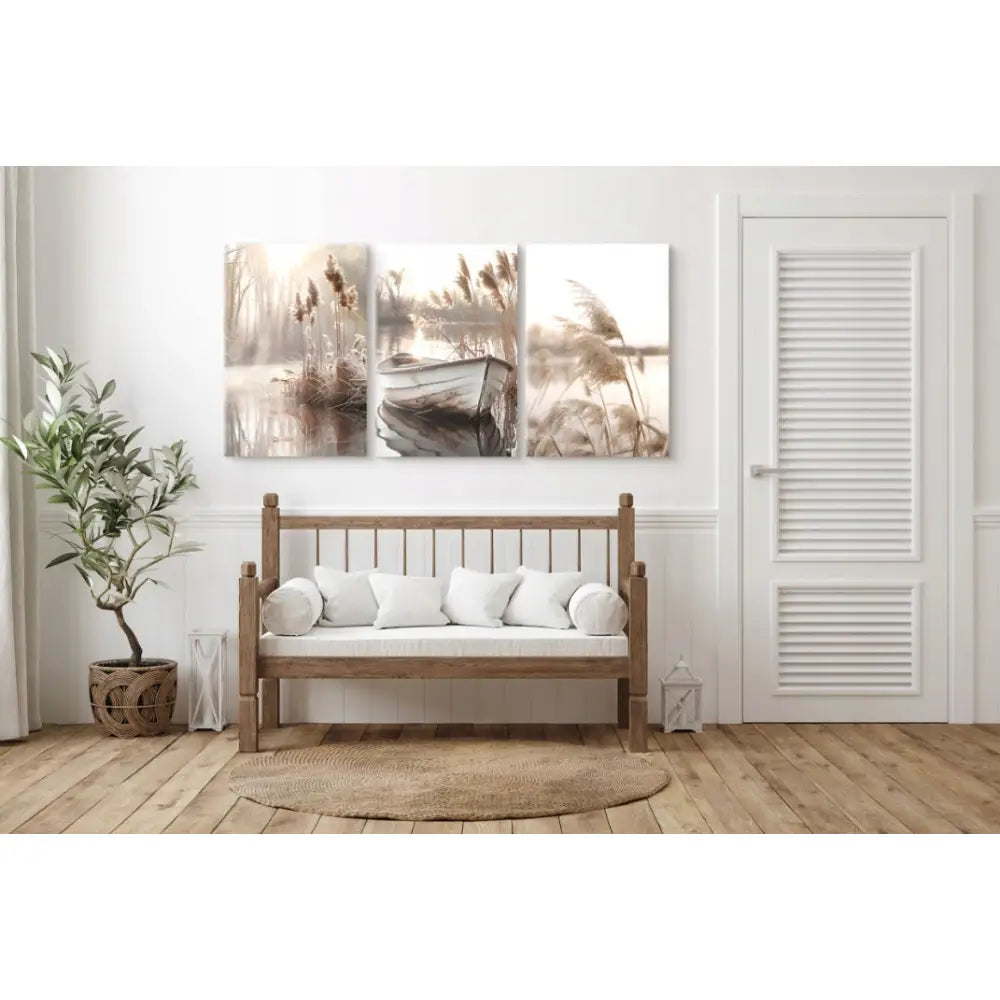 Boho beige og brun tryptyk lerretsbilde over benk med hvite puter, naturmotiver i jordtoner på vegg.