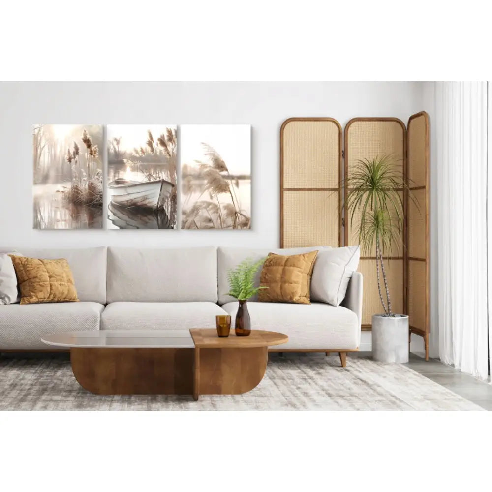 Boho beige og brun tryptyk lerretsbilde med naturmotiv over lys grå sofa, sennepsgule puter og lavt trebord.