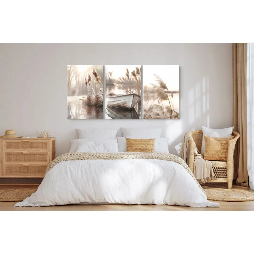 Boho beige og brun tryptyk lerretsbilde over dobbeltseng med hvitt sengetøy og varme naturtoner i soverommet.