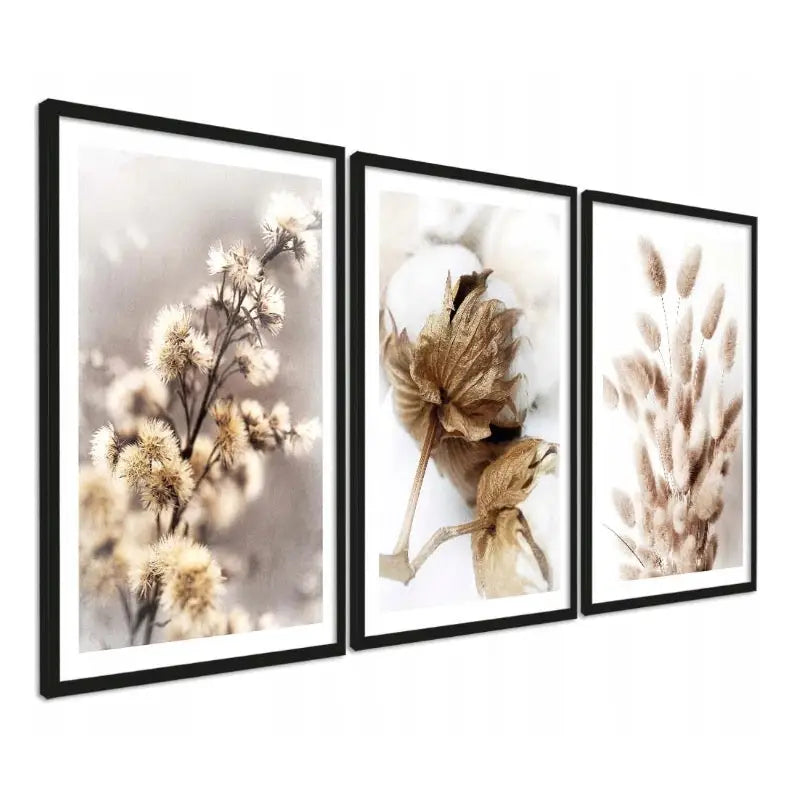 Boho blomster tryptyk, tre bilderammer med botaniske motiver i beige og lysebrunt, skrå vinkel.