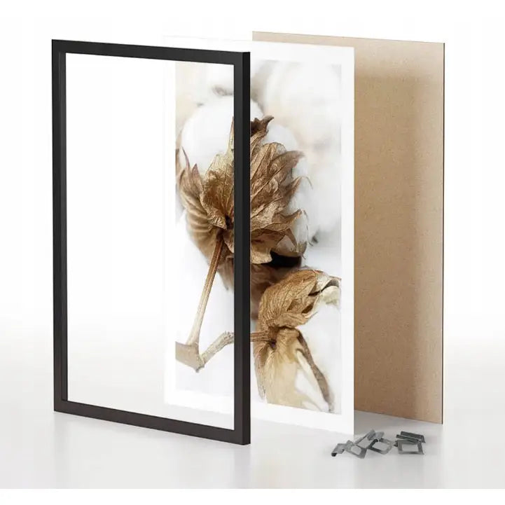 Boho blomster Tryptyk, svart bilderamme vist lagvis med glass, kunstbilde, trebakplate og oppheng.