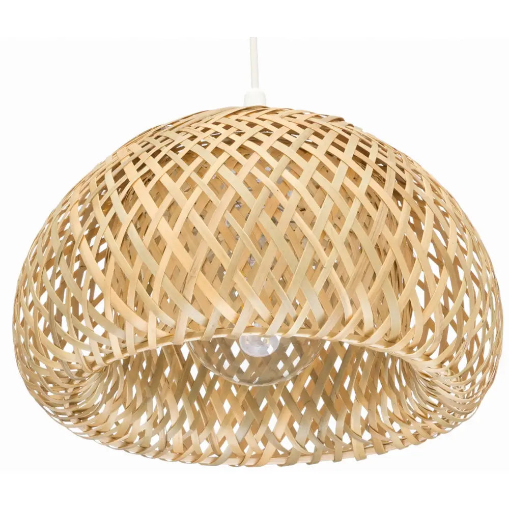 Boho hengelampe i bambus, rund og flettet med åpen struktur, sett fra undersiden med synlig lyspære.