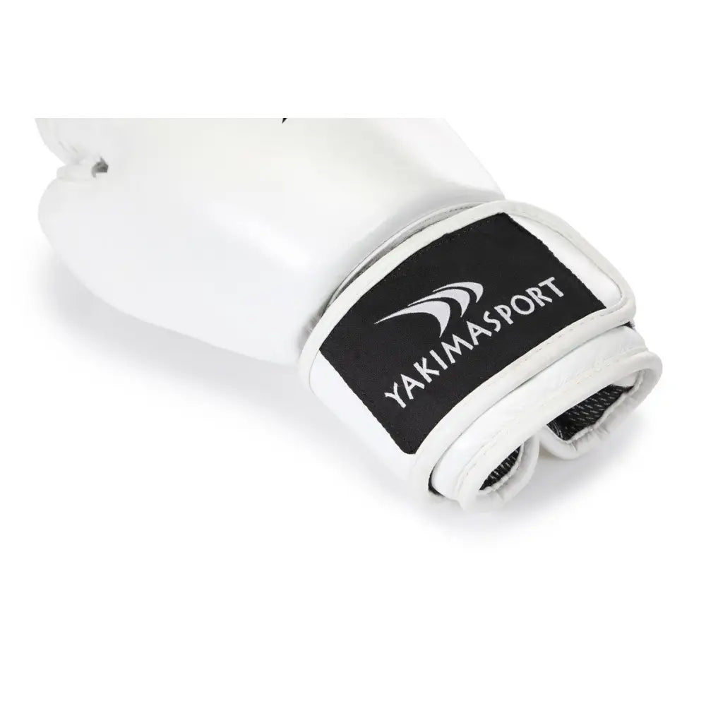 Boksehanske i hvitt skinn, sidevisning med svart borrelås og Yakimasport-logo synlig på håndleddet.