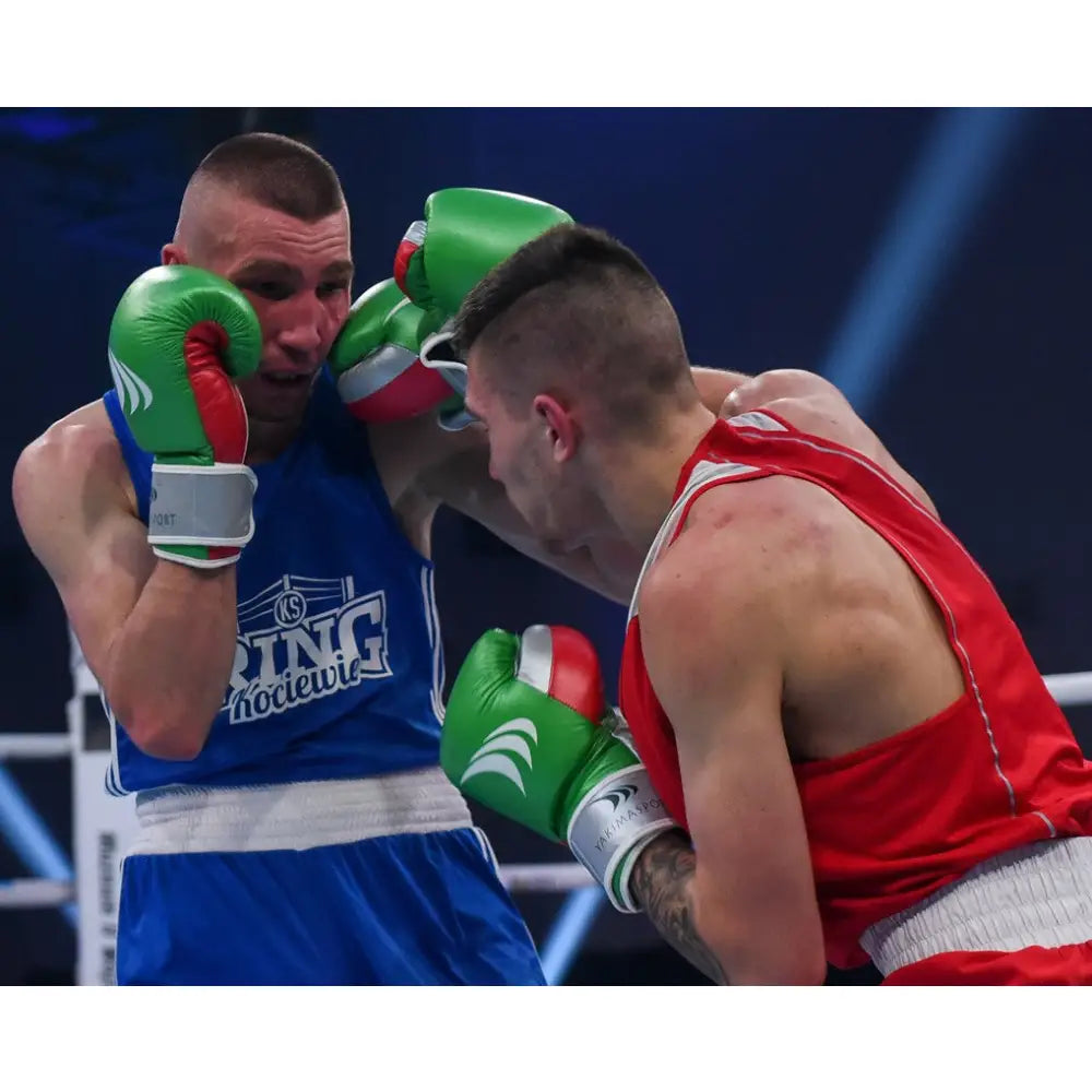 Boksehansker GRAND i ekte skinn, nærbilde på grønne hansker brukt i boksekamp mellom to utøvere.