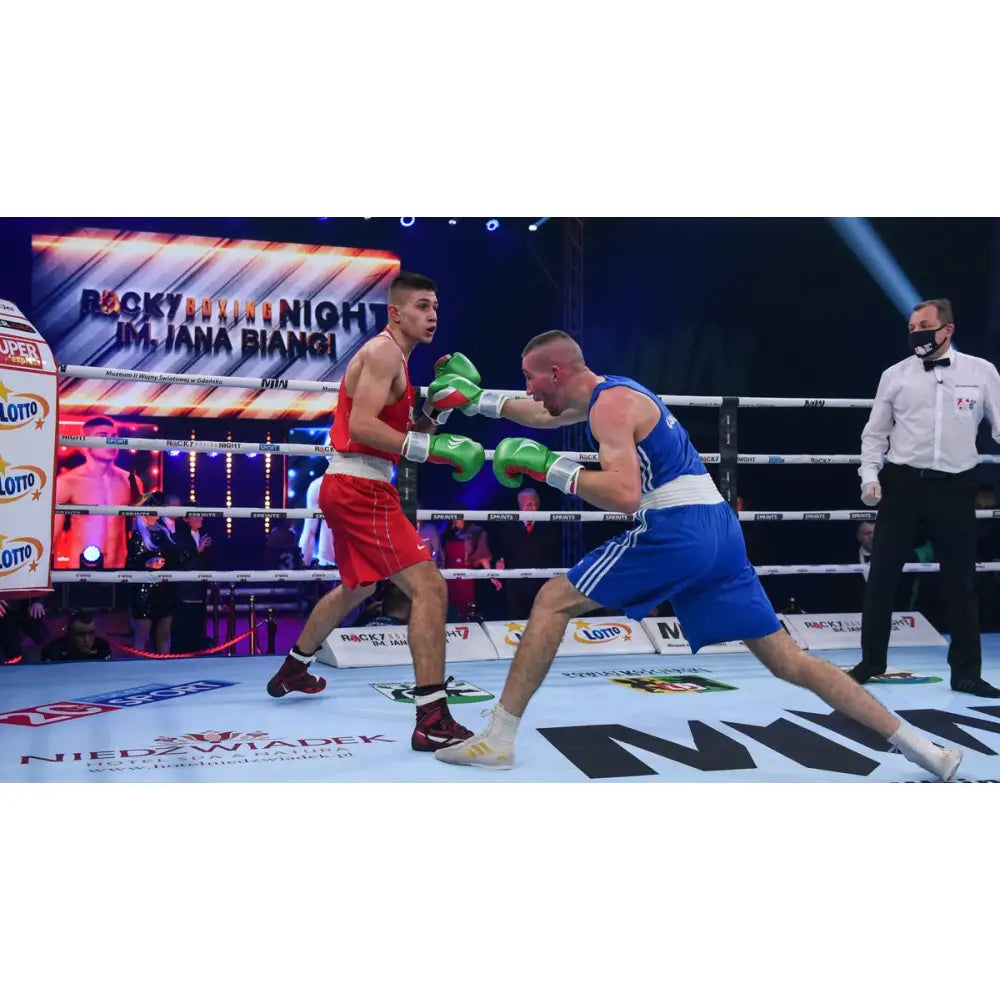 To boksere i ringen med grønne boksehansker GRAND i ekte skinn, actionbilde med dommer i bakgrunnen.