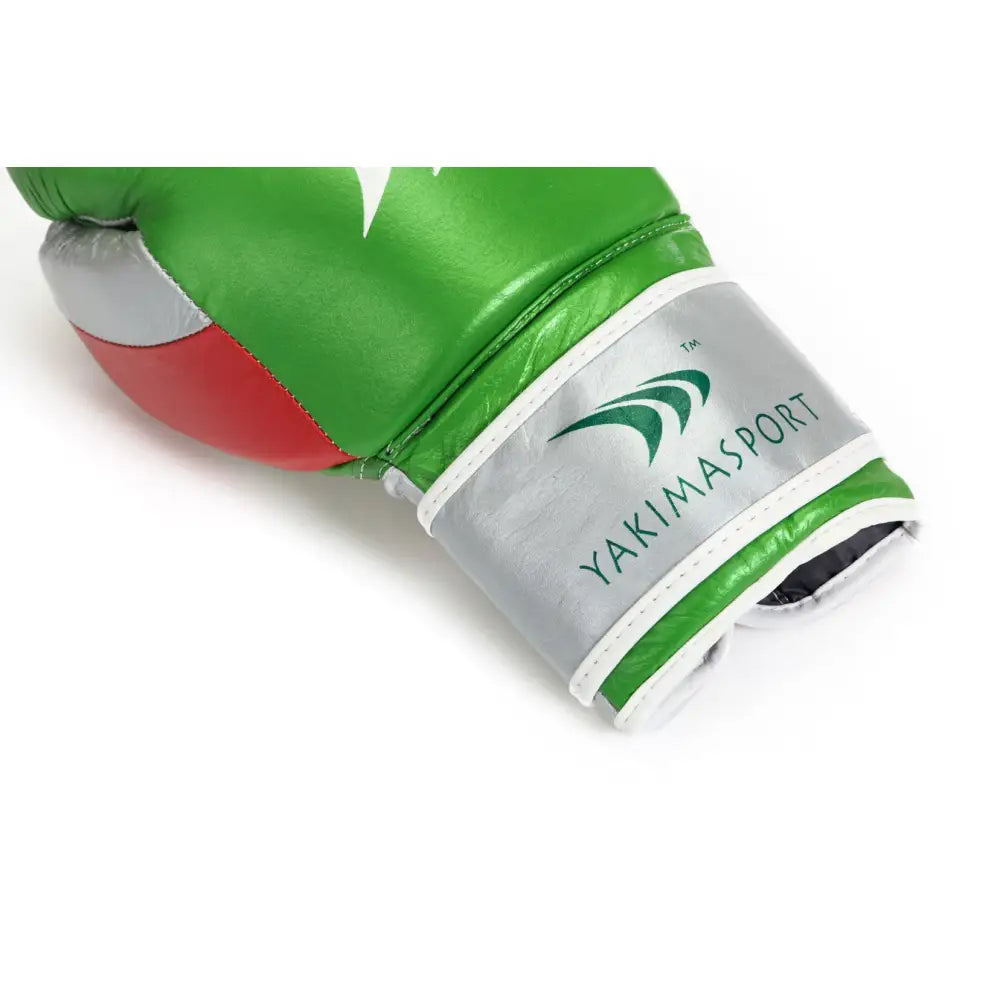 Boksehanske GRAND i grønn, sølv og rød kunstskinn, sidevisning med fokus på håndleddsstropp og YAKIMASPORT-logo.