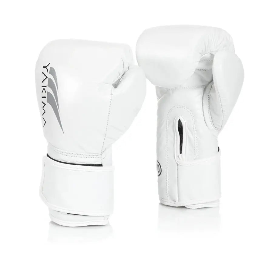 Hvite boksehansker i skinnimitasjon, for- og sidevisning med sorte detaljer, logo og borrelåslukking.