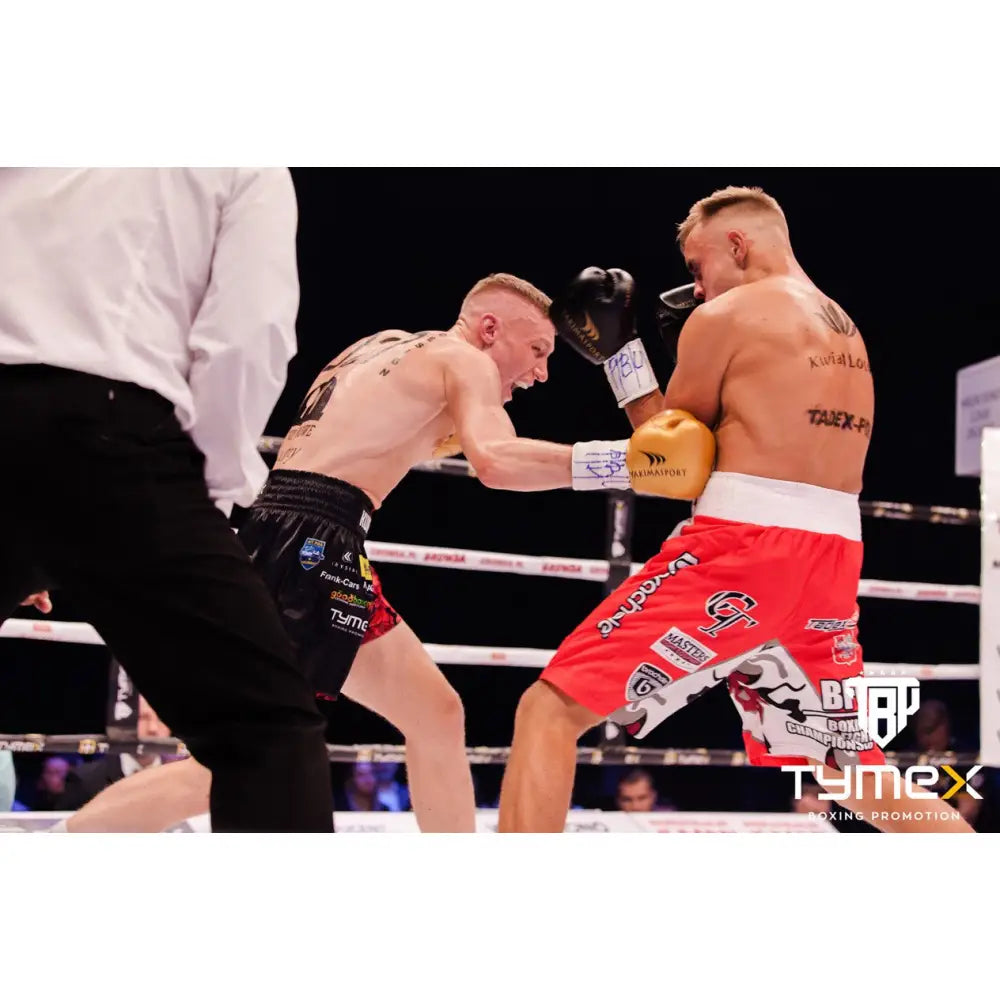 Boksehansker TIGER GOLD, gul modell i bruk under boksekamp mot motstander med sorte hansker.