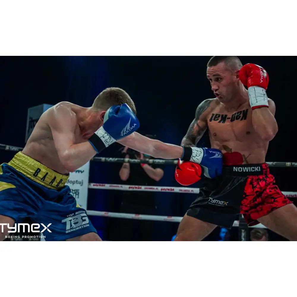 Boksehansker WOLF BLÅ V, brukt i kamp, blå hansker og blå-gule shorts mot motstander i boksering.