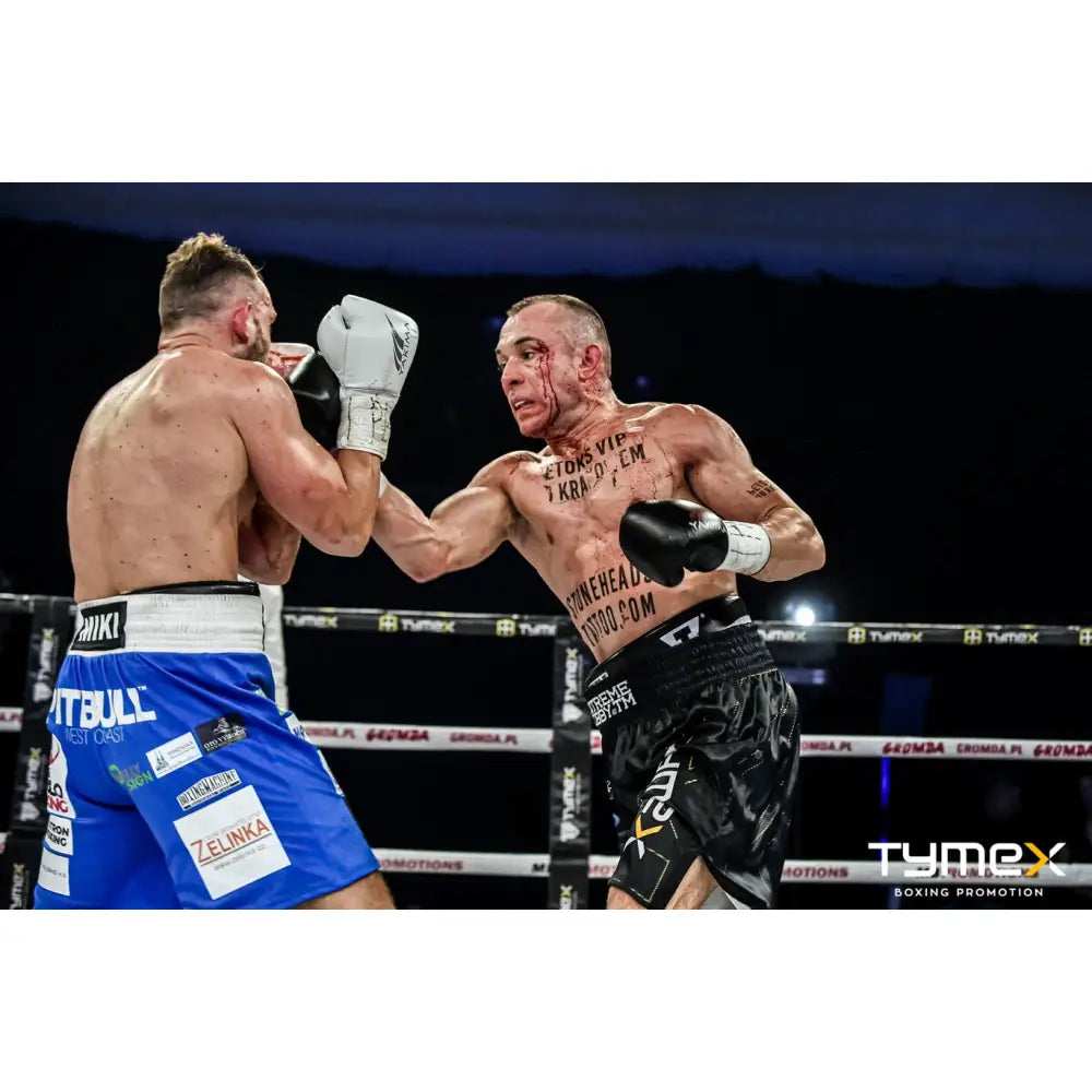 Boksehansker WOLF BLACK, nærkamp mellom to boksere med fokus på svarte hansker i en intens fight.