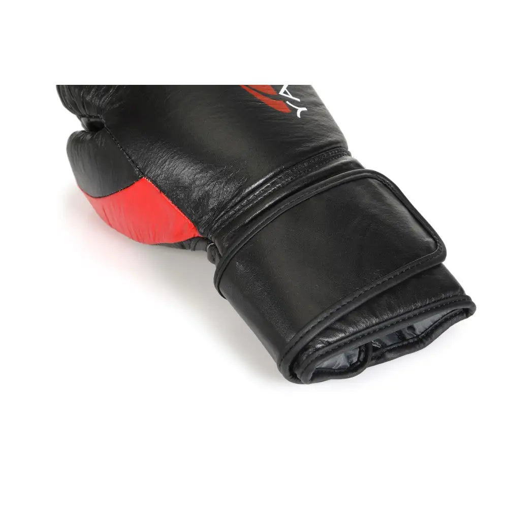 Boksehanske WOLF BLACK, sidevisning med røde detaljer og tydelig borrelåslukking ved håndleddet.