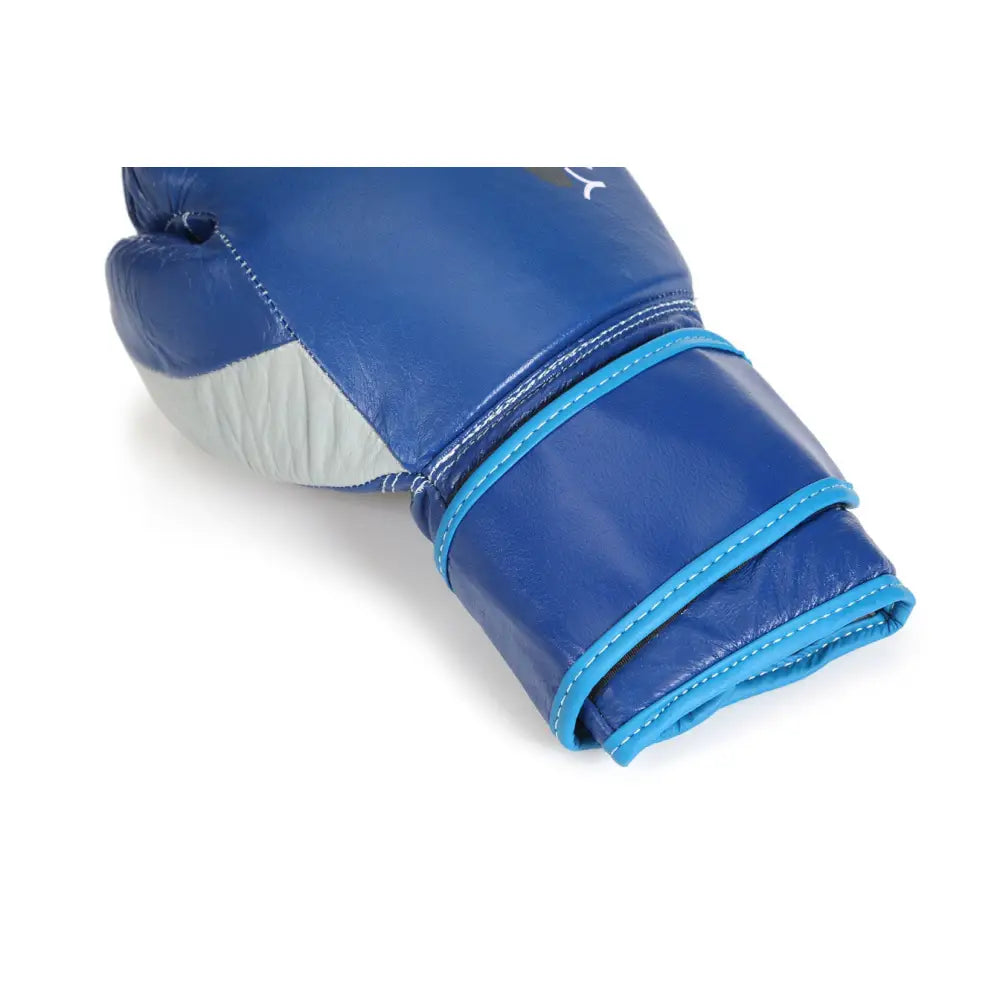 Blå boksehanske WOLF BLUE V 10 oz i skinn, sidevisning med lyseblå kant og grå innside ved tommelen.