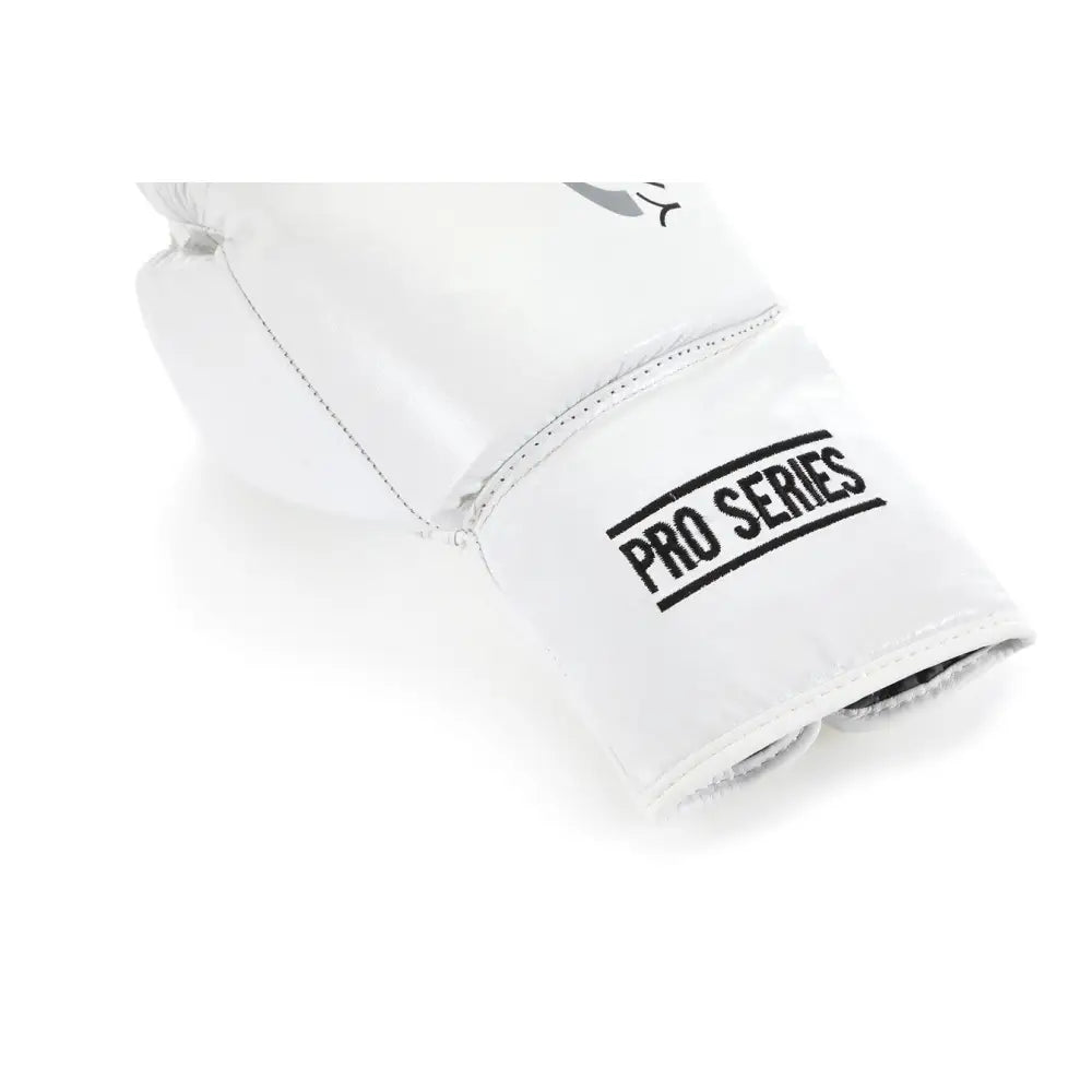 Boksehanske WOLF WHITE, nærbilde av mansjett med svart "PRO SERIES"-tekst, synlig søm og polstring.