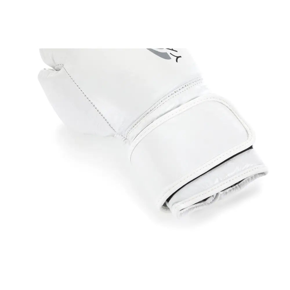 Hvit boksehanske WOLF WHITE V 14 oz, sidevisning med fokus på håndleddsstropp og fine sømdetaljer.
