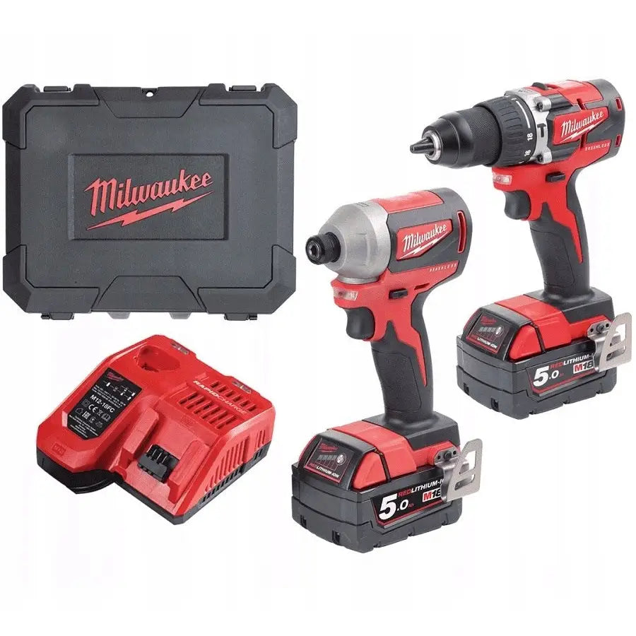 Bor- og skrumaskin med børsteløs motor, to røde og svarte enheter med lader og koffert, skrå vinkel.