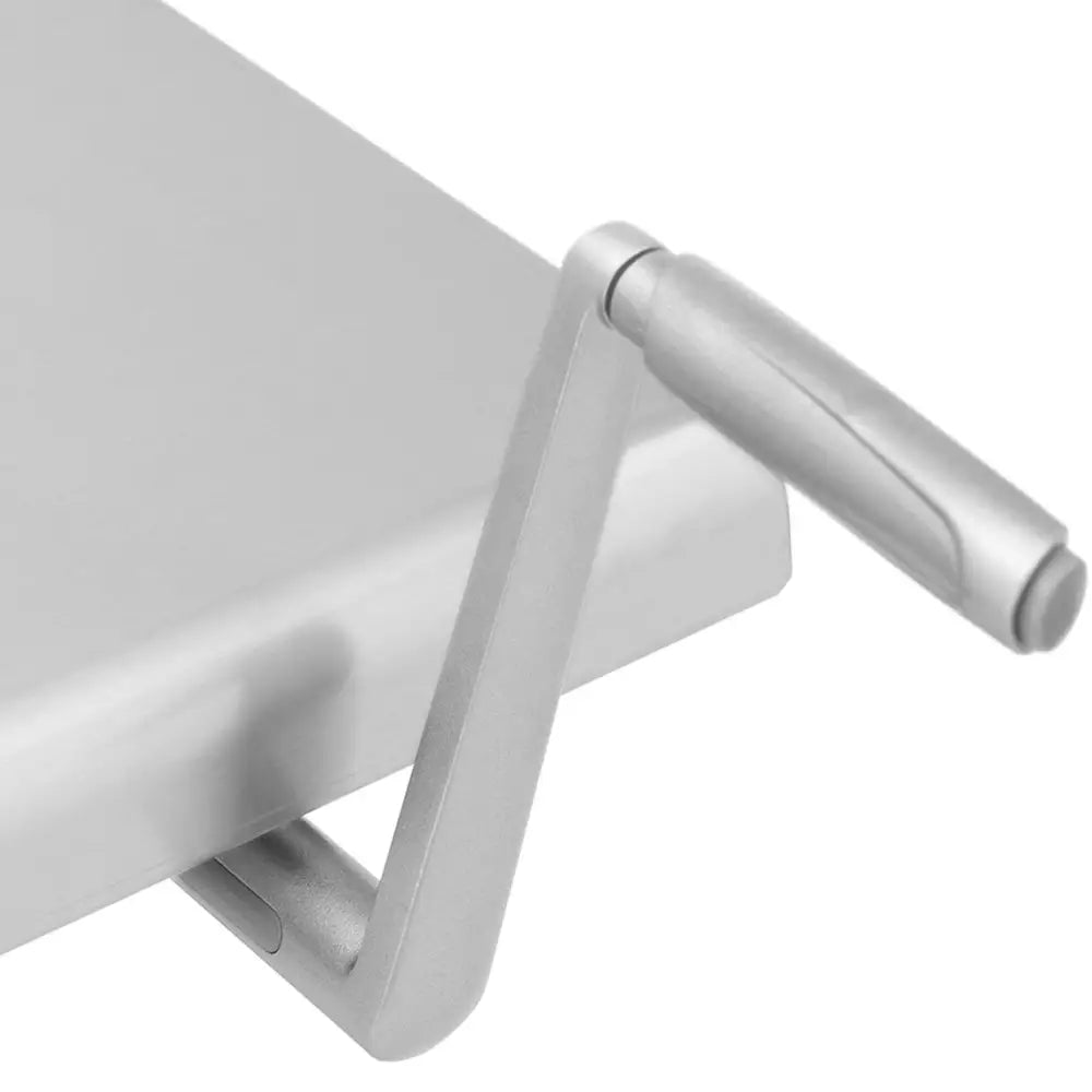 Bord i rustfritt stål, nærbilde av sølvfarget metallhåndtak med rund ende og minimalistisk design.