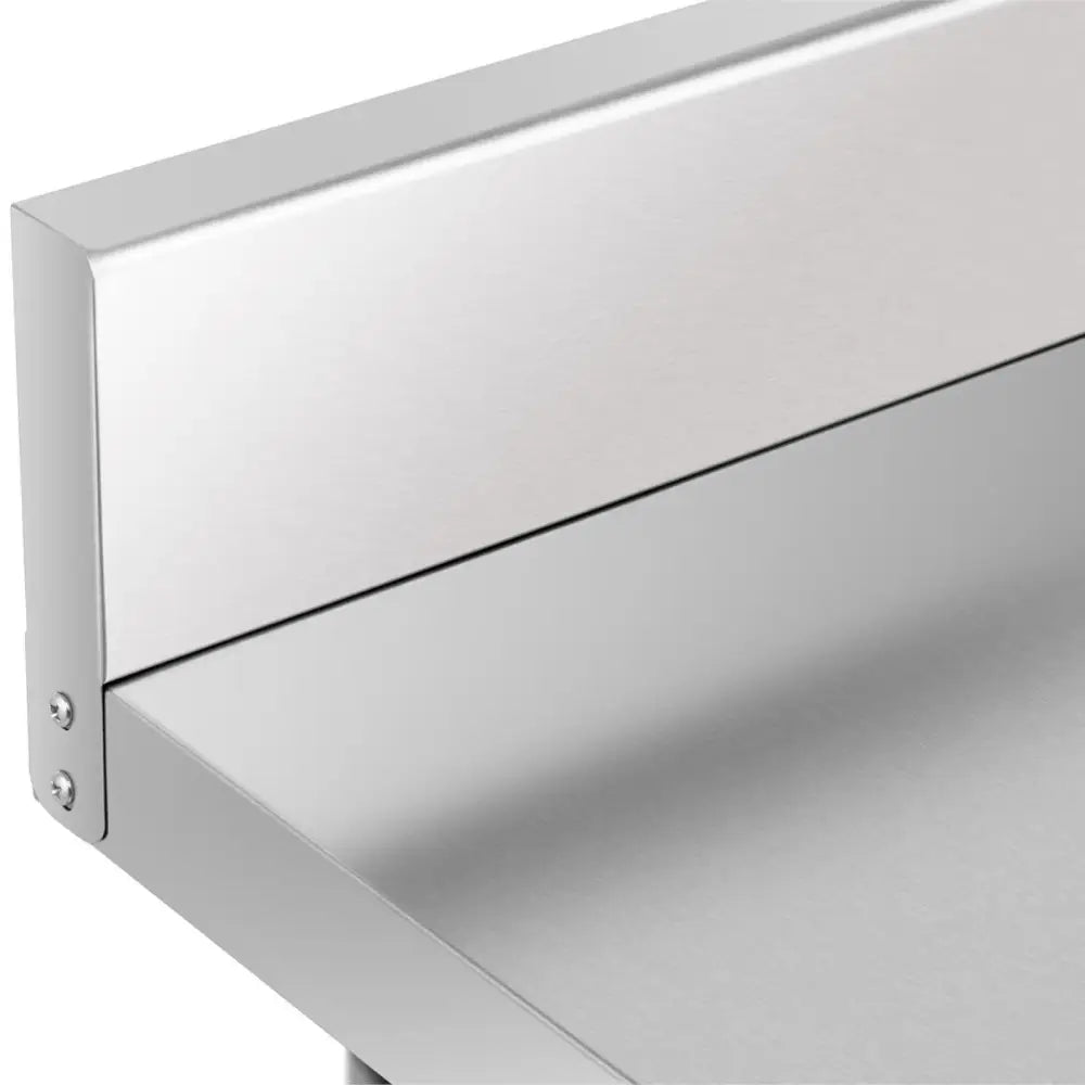 Benkeplate i rustfritt stål, skrått nærbilde av hjørne med synlige skruer og forhøyet bakre kant.