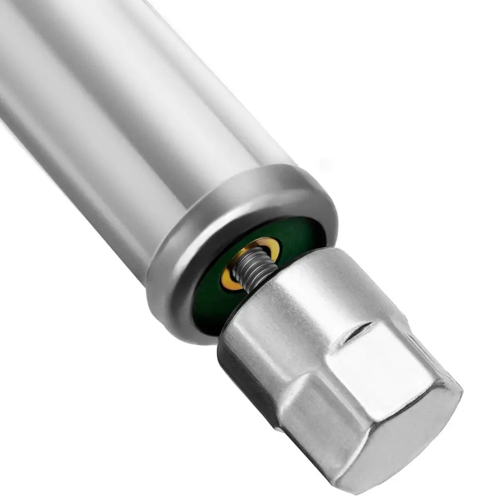 Metallstang med gjenger og sekskantet mutter, nærbilde av endestykket til arbeidsbenk i rustfritt stål.