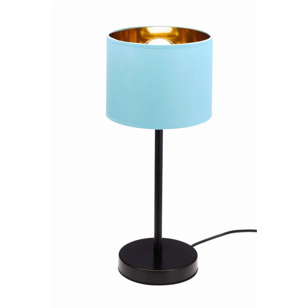 Bordlampe med sort fot og stang, blå skjerm med gullfarget innside, sett forfra mot hvit bakgrunn.