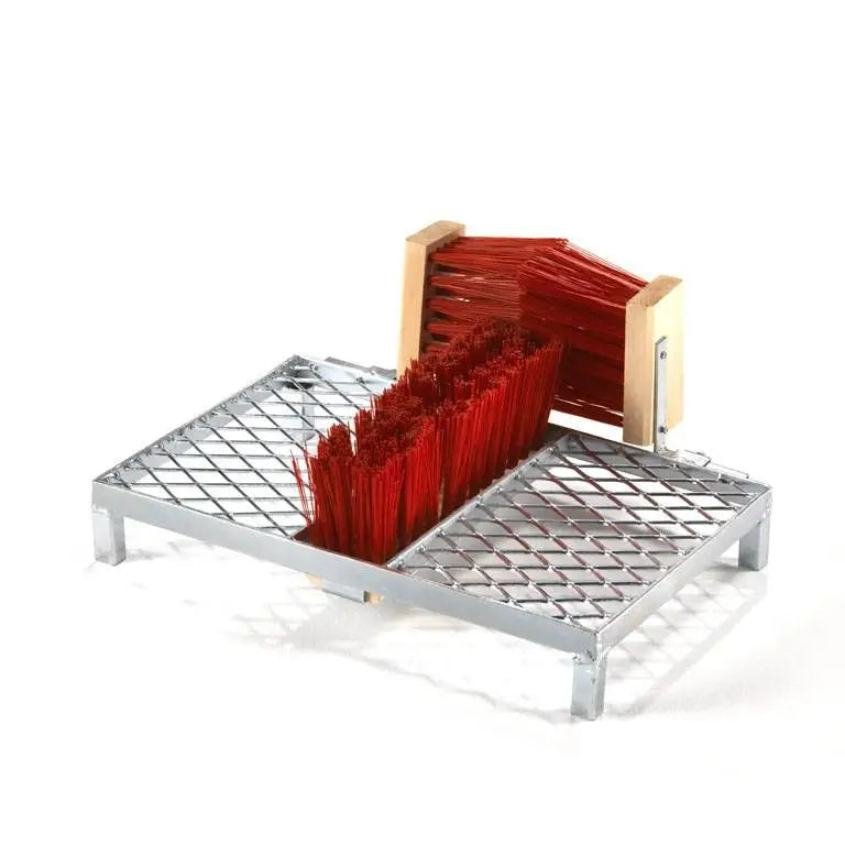 Børst til sportsko med rustfri ramme, røde stive børster og netting, sett fra skrå vinkel.