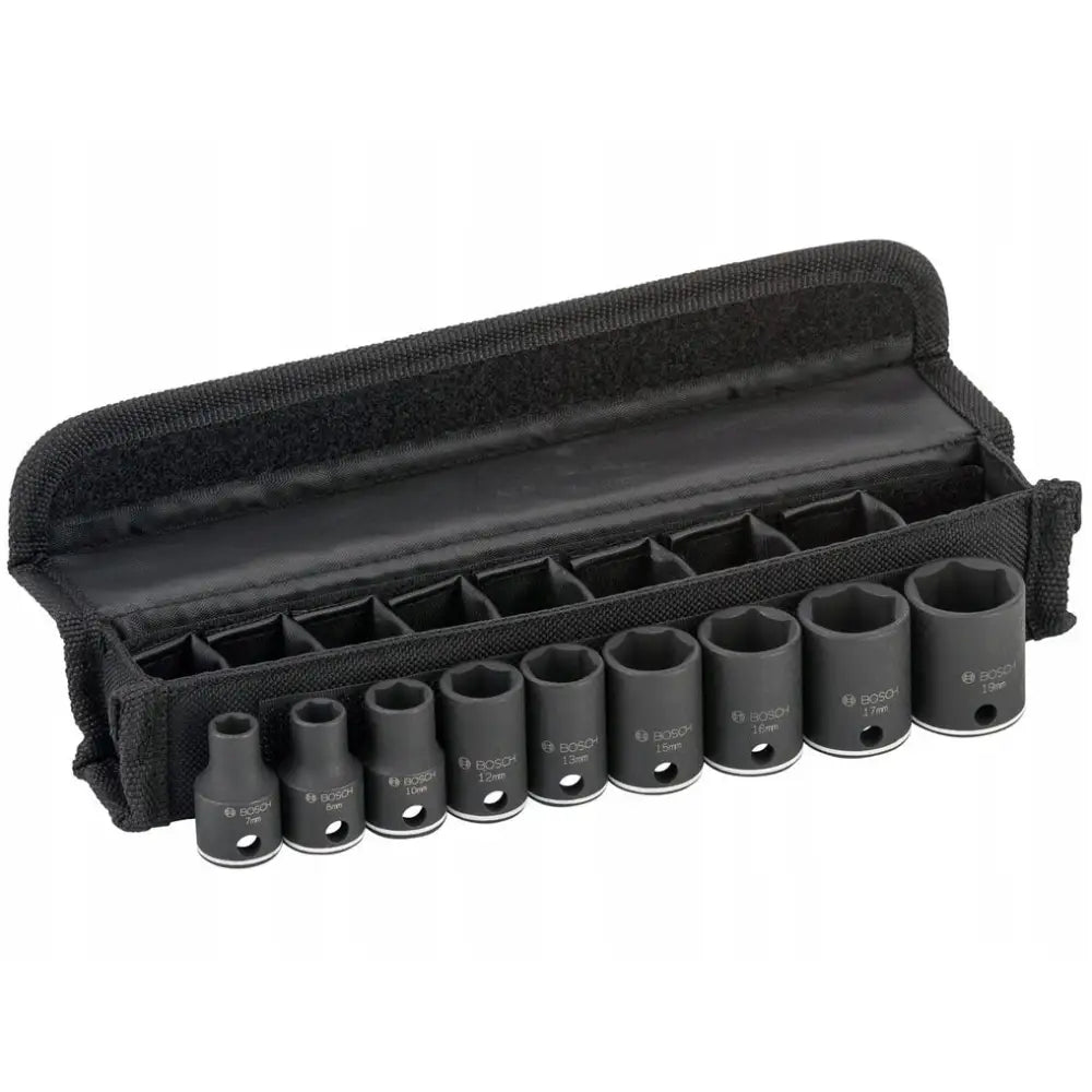 Bosch sett med svarte pipenøkler i metall, ni deler arrangert i åpen sort tekstilveske sett skrått forfra.