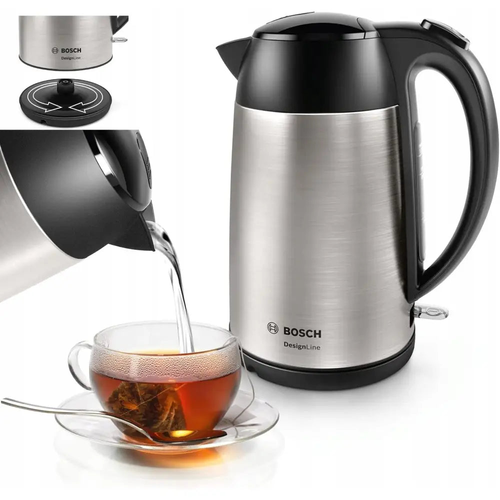 Bosch elektrisk vannkoker i børstet stål med svarte detaljer, sett fra siden mens vann helles i en tekopp.