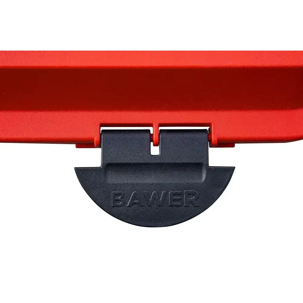 Brannslukningsboks Easy Line, nærbilde av sort plastlås med BAWER-logo montert på rød overflate.