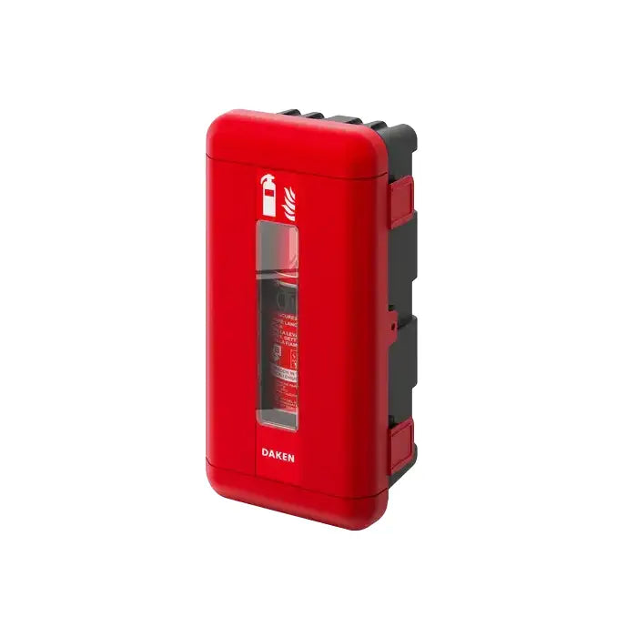 Brannslukningsboks Daken Regon, rødt plasthus med frontvindu som viser brannslukker, sett skrått forfra.