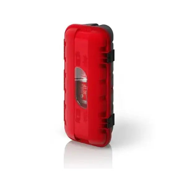 Brannslukningsboks Daken Strike, rød plastbeholder sett skrått forfra med sorte klips og vindu mot innholdet.