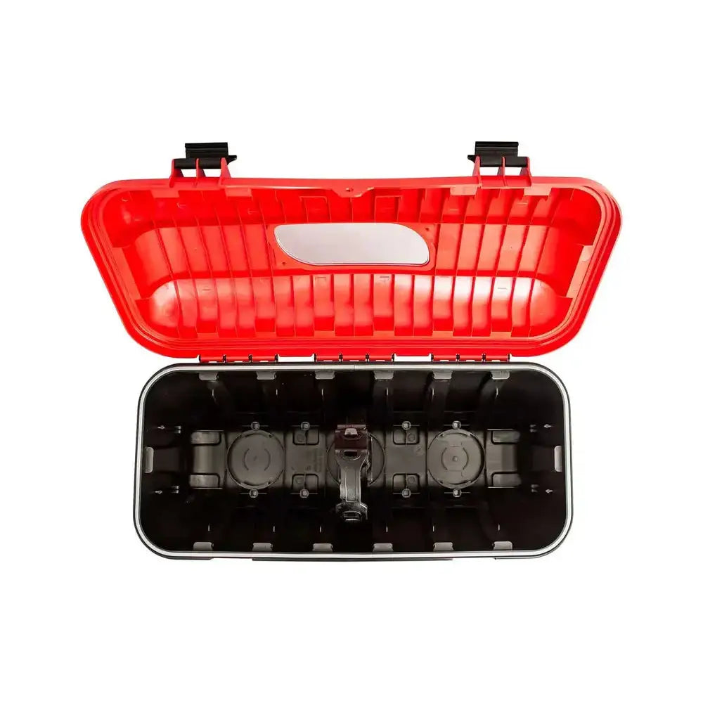 Brannslukningsboks Daken Strike, åpent rød lokk med synlige svarte låsemekanismer og sort innside, sett ovenfra.