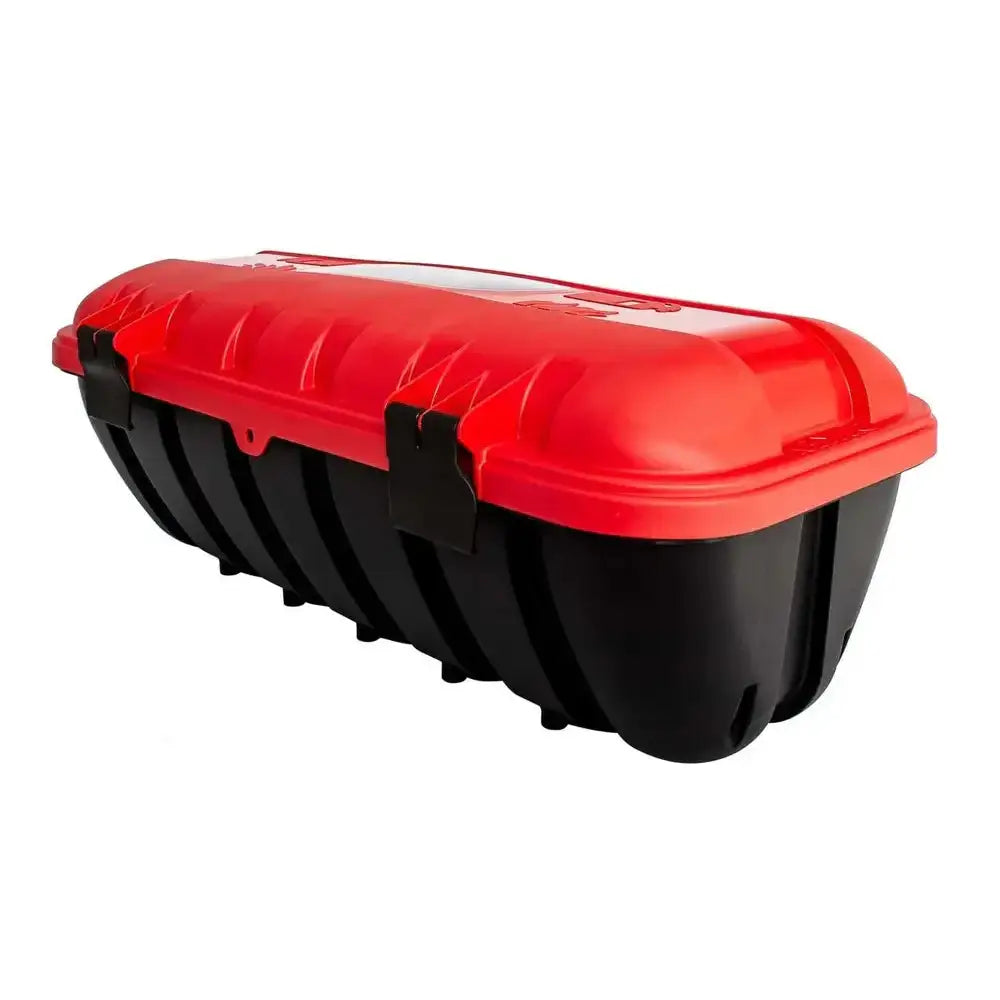 Brannslukningsboks Strike, rødt lokk og svart bunn, skråvisning med to sorte låseklips på fremsiden.