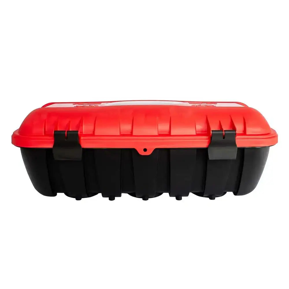 Brannslukningsboks Daken Strike, sidevisning med rød topp, svart bunn og to sorte låser foran.