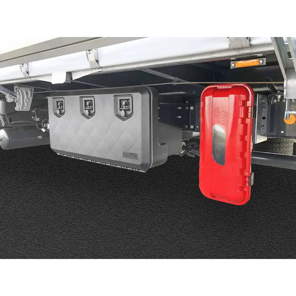 Brannslukningsboks Daken Strike, svart boks under lastebil med tre låser og rød beholder med vindu.