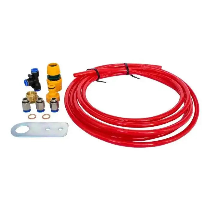 Bremsespylesystem for enkeltaksel AL-KO, rød plastslange med koblinger, messingdeler og metallbrakett sett ovenfra.